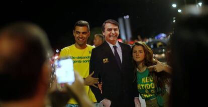 Seguidores de Jair Bolsonaro, el domingo tras la victoria de este, en Brasilia.