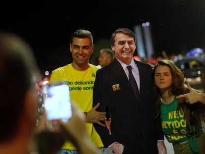 Seguidores de Jair Bolsonaro, el domingo tras la victoria de este, en Brasilia.