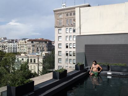 Un huésped se baña en la piscina de la terraza del hotel Gallery, en el centro de Barcelona.