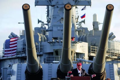 En su camino hacia la candidatura republicana, Donald Trump lanza un inflamado discurso a la sombra de los cañones del histórico acorazado USS Iowa el pasado septiembre.