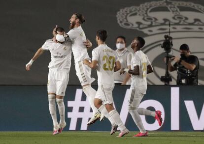 Karim Benzema, felicitado por sus co mpañerosdel Real Madrid gtras lugar uno de sus goles en el partido que ha disputado contta el Villareal.