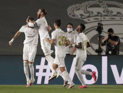 Karim Benzema, felicitado por sus co mpañerosdel Real Madrid gtras lugar uno de sus goles en el partido que ha disputado contta el Villareal.