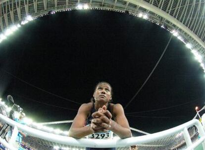 Marion Jones se toma un respiro durante la prueba de salto de longitud de los Juegos Olímpicos de Atenas, en agosto de 2004.
