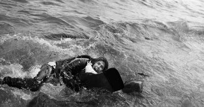 Una madre abraza a su hijo en el agua, en la costa griega de Lesbos, retratada por el fot&oacute;grafo Samuel Aranda, el diario ARA, premio Ortega y Gasset 2016 a la mejor fotograf&iacute;a.