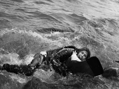 Una madre abraza a su hijo en el agua, en la costa griega de Lesbos, retratada por el fot&oacute;grafo Samuel Aranda, el diario ARA, premio Ortega y Gasset 2016 a la mejor fotograf&iacute;a.