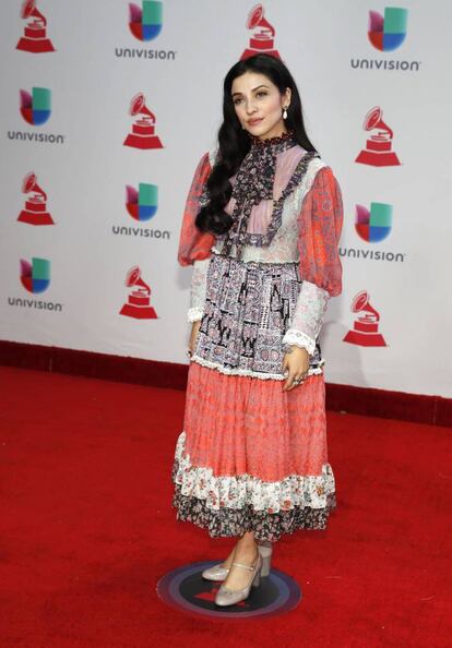 Mon Laferte terminó la noche con el primer Grammy de su carrera por 'Amárrame', como mejor canción alternativa.