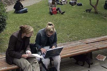 Estudiantes de la facultad de Filología en la Universidad de Barcelona.