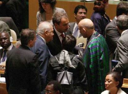 José Luis Rodríguez Zapatero y Miguel Ángel Moratinos conversan con el presidente de Afganistán, Hamid Karzai (derecha), ayer en Nueva York.