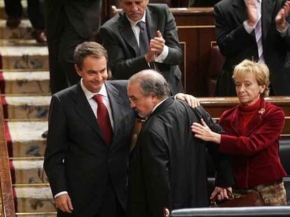 Zapatero y De la Vega dan el pésame a Pedro Solbes por el fallecimiento de su hermano.
