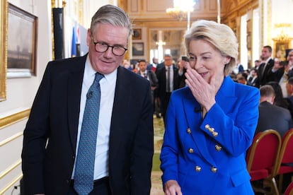 El primer ministro británico, Keir Starmer y la presidenta de la Comisión Europea, Ursula von der Leyen, este lunes en Londres.