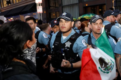 Un cordón policial protege la sede federal en Chicago durante las protestas contra las redadas. 
