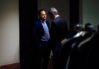 El secretario de Organización del PSOE, César Luena (i), y el diputado de Ciudadanos Toni Cantó conversan en los pasillos del Congreso de los Diputados.