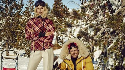 La modelo lleva gafas de Oakley para Sanabre Ópticas, chaqueta a cuadros de Moncler, pantalón de Delpozo y botas altas en cuero marrón de Hermès. El modelo luce gafas de Paul Smith para Sáfilo, jersey negro de Acne Studios, chaquetón amarillo de Pringle of Scotland, vaqueros de Dsquared2 y botas de piel de Dries van Noten. 