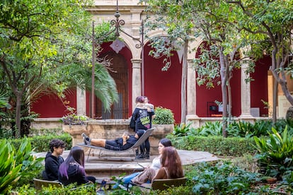 Casi la mitad de quienes acuden son menores de 30 años, atraídos por sus siete salas de exposiciones y por las actividades paralelas: conciertos, artes escénicas, presentaciones de libros o 'performances'.