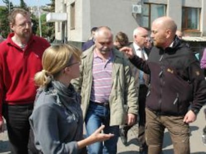 El l&iacute;der de los observadores de la OSCE, Axel Schneider (derecha), junto a otro observador sin identificar tras ser liberado por los separatistas prorrusos en el este de Ucrania. 