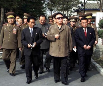 El líder norcoreano Kim Jong-il visita una factoría estatal en Corea del Norte en 2003.