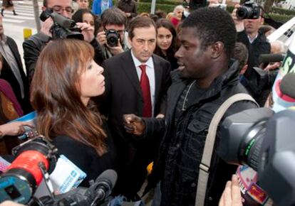 La candidata del PPC, Alicia Sánchez-Camacho, defiende su política de inmigración ante un joven senegalés de 30 años en paro que la ha abordado en la calle durante la visita que ha realizado esta mañana a un mercadillo callejero de Viladecans (Barcelona).