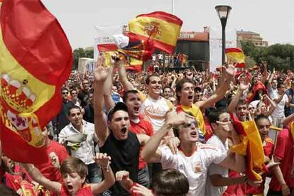 Aficionados españoles apoyan a la selección de fútbol en la plaza de Colón, convocados por la cadena de televisión Cuatro.