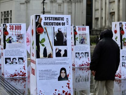 Una exposición muestra a los prisioneros que fueron ejecutados en Irán, como protesta contra la sentencia de muerte en Trafalgar Square, en Londres (Reino Unido) el 10 de octubre de 2020.