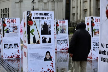 Una exposición muestra a los prisioneros que fueron ejecutados en Irán, como protesta contra la sentencia de muerte en Trafalgar Square, en Londres (Reino Unido) el 10 de octubre de 2020.