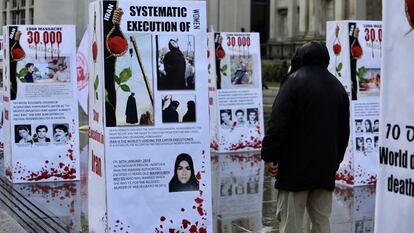 Una exposición muestra a los prisioneros que fueron ejecutados en Irán, como protesta contra la sentencia de muerte en Trafalgar Square, en Londres (Reino Unido) el 10 de octubre de 2020.