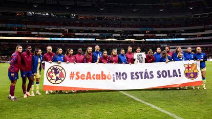 Los equipos femeninos del Barcelona y el América de México muestran un mensaje de apoyo a la futbolista Jennifer Hermoso antes del inicio de un partido amistoso esta madrugada en México.