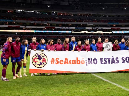 Los equipos femeninos del Barcelona y el América de México muestran un mensaje de apoyo a la futbolista Jennifer Hermoso antes del inicio de un partido amistoso esta madrugada en México.