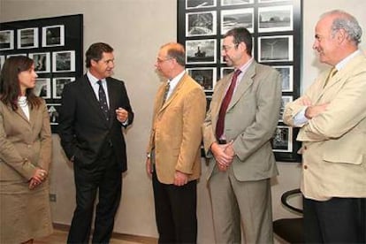 José Manuel Entrecanales, de oscuro, con Yolanda Herran, Carlo Montemagno, Carlos Itoiz y Esteban Morrás.