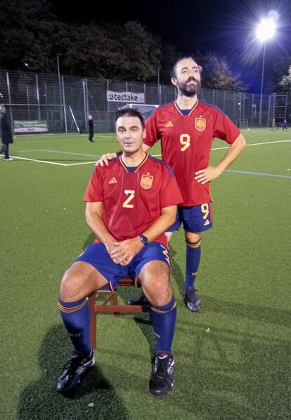 Los escritores Pablo García Casado (sentado) y Álex Prada (de pie).