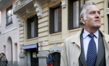 El extesorero del PP, Luis Barcenas, a la salida de su casa de Madrid.