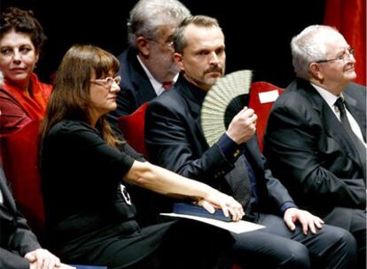 El cantante y portavoz de los premiados, Miguel Bosé, acompañado por la directora de cine Isabel Coixet, el cocinero Juan María Arzak, la actriz Charo López y el  editor José Manuel Lara