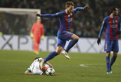 Ivan Rakitic del FC Barcelona salta sobre Stuart Armstrong del Celtic.
