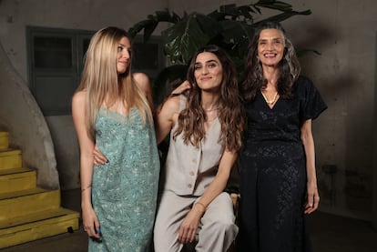 Ángela Molina (a la derecha), con sus hijas María (izquierda) y Olivia (centro) en Madrid, el 15 de marzo, momentos antes de la presentación de su campaña para la firma de moda española Hoss Intropia.