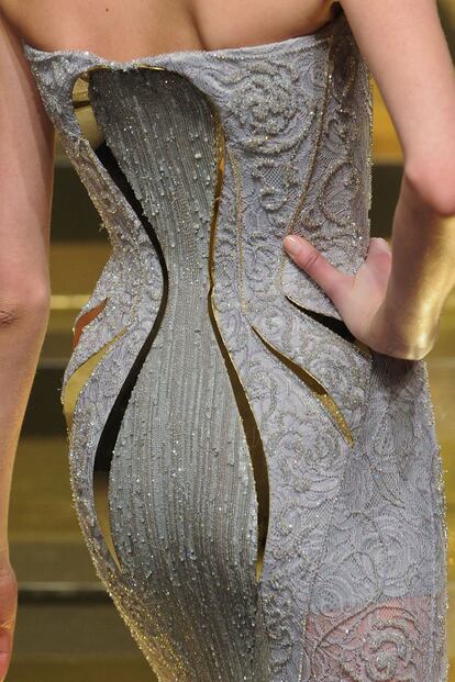 Versace. Espalda de uno de los vestidos de corte sirena.