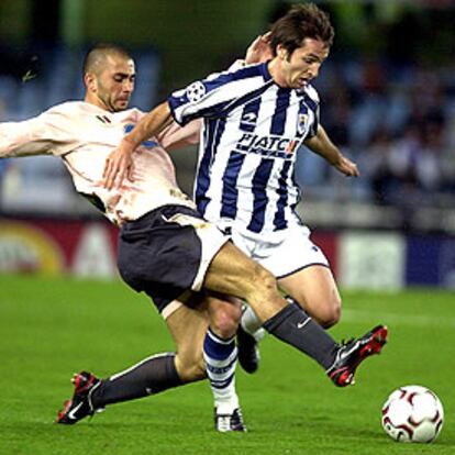 El jugador de la Real Sociedad Rekarte lucha un balón con el jugador del Juventus de Turín Di Vaio.