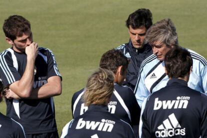 Casillas, a la izquierda, y otros jugadores del Madrid atienden ayer a Pellegrini.