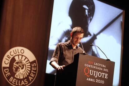 Un participante, en la lectura continuada de <i>El Quijote</i> en el Círculo de Bellas Artes.