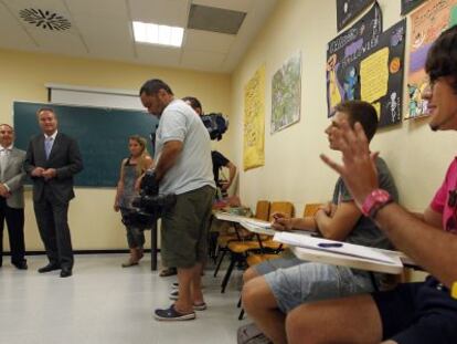 El alumno, a la derecha, pregunta a Fabra por los conocimientos de idiomas de los pol&iacute;ticos