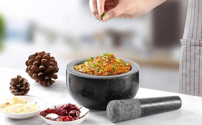 Este mortero de granito para la cocina se puede comprar en Amazon, y es ideal para preparar guacamoles, pestos, chimichurri y otras salsas, además de para majar y triturar alimentos.