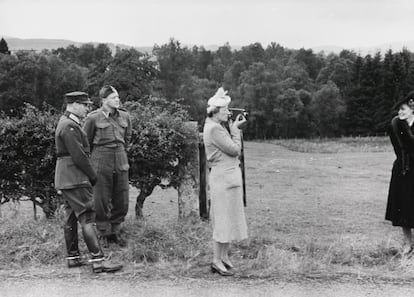 La princesa Marta, esposa del rey Olav V, filma durante una visita a la base del Ejército noruego en Dumfries, en Escocia, el 24 de agosto de 1942.