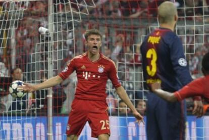 Müller celebra un gol del Bayern ante Piqué.