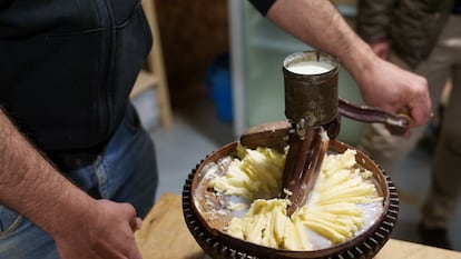 Jorge Mariscal elabora mantequilla a partir de nata de leche de vacas de pasto en la granja San Juan (Cantabria).