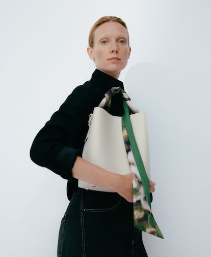 White is now a definitive part of the autumn and winter wardrobe. Incorporate it with this Adolfo Domínguez bag. €249/$449.