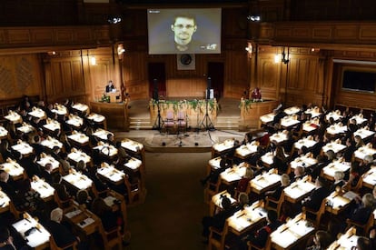 Edward Snowden en una videoconferencia desde Moscú durante la ceremonia de los Right Livelihood Award en el Parlamento sueco, en Estocolmo. Snowden recibió el premio de honor por su coraje y habilidad.