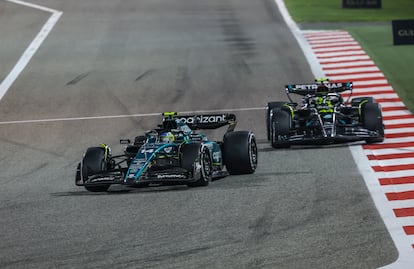 Fernando Alonso adelantaba el domingo a Lewis Hamilton, durante el GP de Baréin.