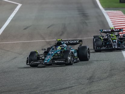 Fernando Alonso adelantaba el domingo a Lewis Hamilton, durante el GP de Baréin.