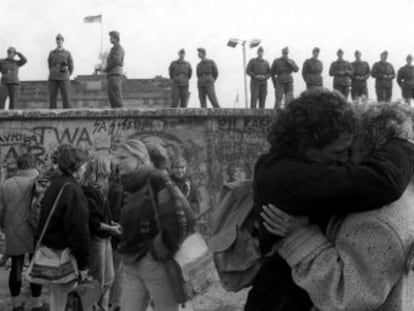A queda do muro de Berlim atestou a vitória das democracias liberais, mas também o prólogo de sua crise trinta anos depois