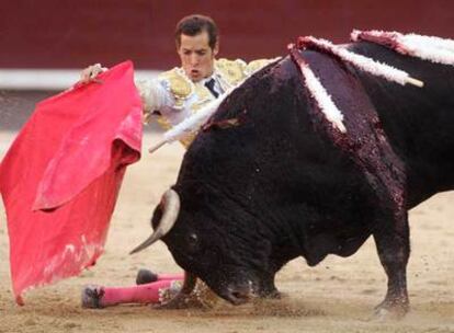 César Jiménez, durante la corrida de ayer en la plaza de Las Ventas.