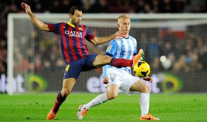 Mascherano corta el balón ante Pawlowski.