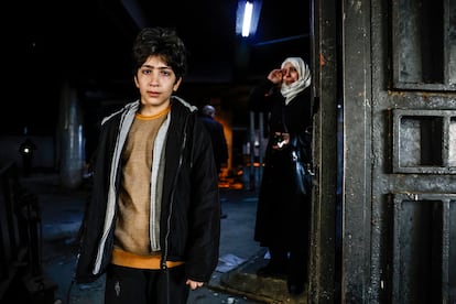 Muhamad de 12 años, busca información de su padre Samir Salih Aleizi Aldiyn de 39 años, detenido en la ciudad de Homs en 2017 y encarcelado en Saidnaya. Su tía paterna Nadah Salih Aleizi Aldiyn le ayuda a buscar.